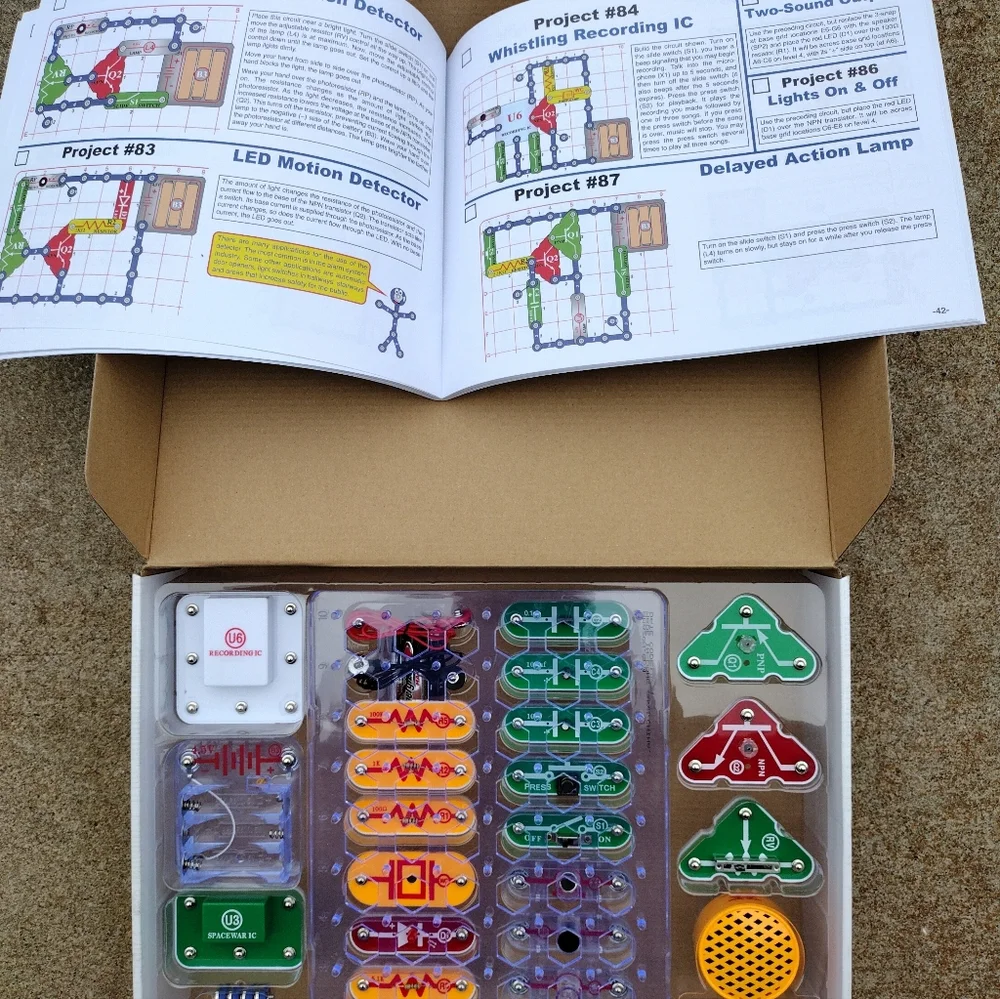 Snap Circuits 203 Electronics Experiment Kit - Picture 6 of 8